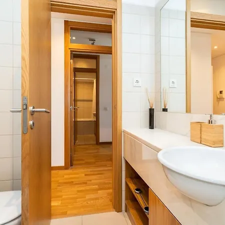 Modern 2 Bedroom With Balcony And Amazing Views *