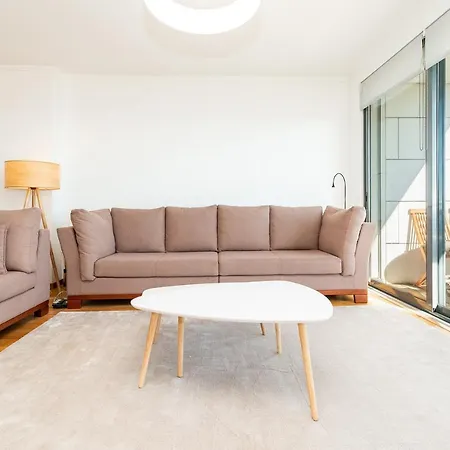 Modern 2 Bedroom With Balcony And Amazing Views *